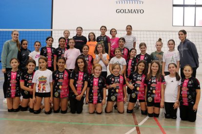 Parte de los cuatro equipos alevines del Sporting posan en el Polideportivo de Camaretas.