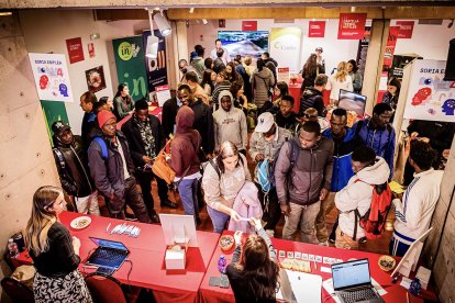 Medio centenar de empresas se han aglutinado en la cuarta Feria de Empleo.