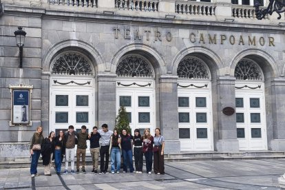 Alumnos del IES Antonio Machado de Soria en la fachada del Teatro Campoamor.