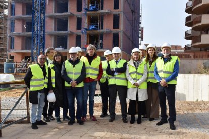 La Consejería de Medio Ambiente, Vivienda y Ordenación del Territorio, a través de la Sociedad Pública de Infraestructuras y Medio Ambiente (Somacyl), promueve la construcción de un edificio con 38 viviendas colaborativas en una parcela cedida por el Ayuntamiento de Soria.