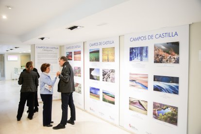 Exposición 'Campos de Castilla' en la biblioteca pública de Soria.