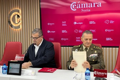 El presidente de la Cámara, Alberto Santamaría, y el subdelegado de Defensa, Ángel Esparza.