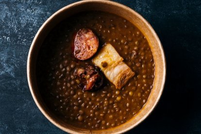 Imagen de un plato de lentejas con ayuda de la IA.