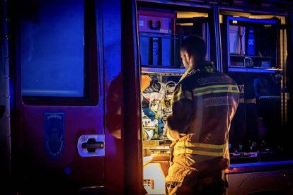 Bomberos de la Diputación en el incendio de una vivienda en Villar del Río.