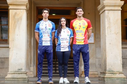 Lucas Lorente, Dayra Blanco y Omar Hoyos visten las nuevas camisetas del Grupo Herce Río Duero Soria Voleibol en la puerta del Ayuntamiento de la capital.