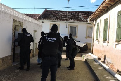 Entrada de la Guardia Civil a una de las viviendas.