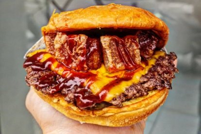 Impresionante hamburguesa con torreznos.