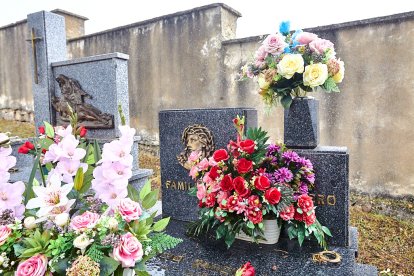 El cementerio de Soria recibe a miles de personas para honrar a sus seres queridos.