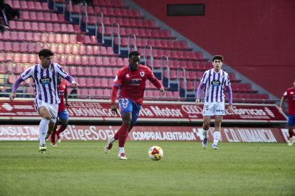 Jannick conduce el balón durante el partido del Numancia con el Real Valladolid Promesas.