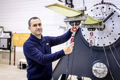 Rafael Carnicero, investigador del Ceder junto a la pala eólica fabricada para realizar el proyecto.
