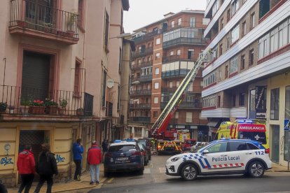 Entrada a una vivienda en la calle Cortes de Soria en la mañana de este viernes.