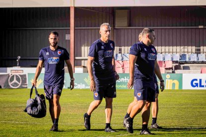 Ángel en un entrenamiento en la Ciudad Deportivo junto con su cuerpo técnico.