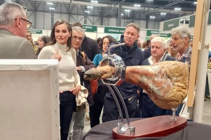 La Reina Letizia conoce el cuadro y al 'modelo' durante su visita a la Feria Biocultura.