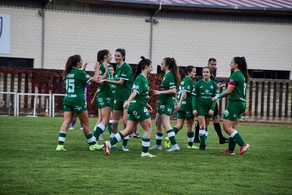 Las chicas del San José celebran la goleada lograda ante la Bovedana.