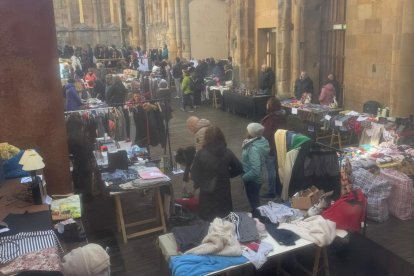 Detalle del mercadillo de segunda mano en las ruinas de San Nicolás.