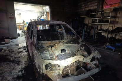 Imagen del vehículo calcinado tras la intervención de los bomberos.