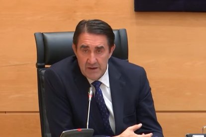 El consejero de Medio Ambiente, Vivienda y Ordenación del Territorio, Juan Carlos Suárez-Quiñones, durante su comparecencia en las Cortes.