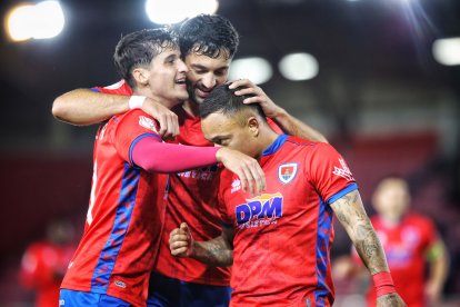 Los jugadores del Numancia celebran un gol en Los Pajaritos.