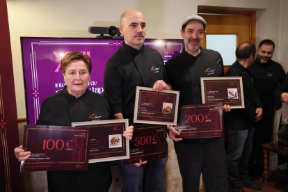 Iban Garin, en el centro, flanqueado de ddd y Julia Medrano, segundo y tercer clasificado.