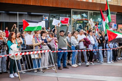 Los manifestantes que recordaron a Gaza en la procesión de San Saturio.