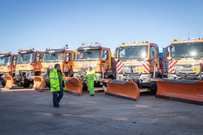 Los quitanieves preparados ayer en la Variante Norte.