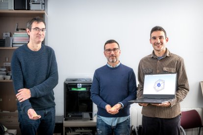 Ignacio de Godos, Félix Gonzalo y Alfonso García, investigadores que han desarrollado el nuevo prototipo para la depuración  de aguas residuales.