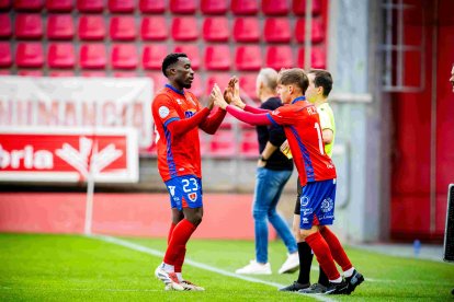 Jannick Buyla en el momentos de ser sustituido en un partido en Los Pajaritos.