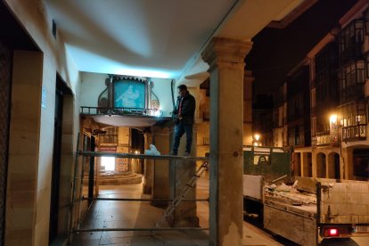 Los trabajos para la retirada del retablo en la calle El Collado.