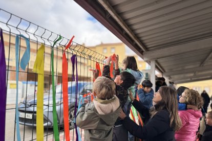 Los niños de Arcos de Jalón colocaron las cintas de colores