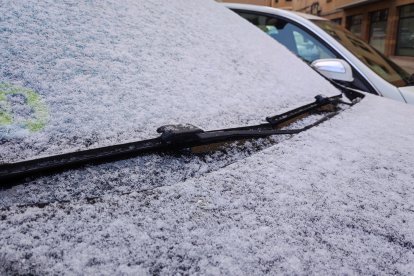 La primera nevada de la campaña llega a Soria capital con precipitaciones escasas pero más intensas en la zona norte.