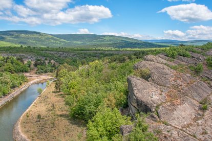 El embalse soriano que en otoño revela uno de los paisajes más serenos de la provincia