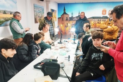 Algunos de los participantes en el curso de montaje de moscas.