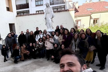 Decenas de antiguos alumnos del Colegio Sagrado Corazón de Soria se reencontraron un cuarto de siglo después.
