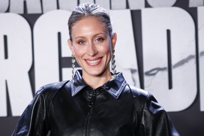 Teresa Riott, radiante en la premiere de Camino a Arcadia, potencia su look de Pilar del Campo con un beauty luminoso y pendientes joya en cascada