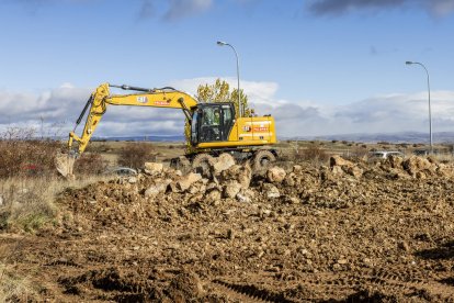 Desmonte de terreno para el futuro centro de salud de Soria Norte.
