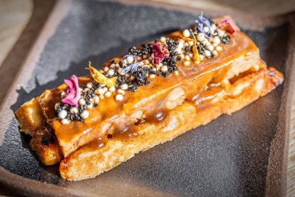 El “Gofre micológico” del Hotel Alfonso combina una base crujiente con una mezcla de setas y una presentación que imita a un postre gourmet.