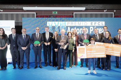 Foto de familia de los galardonados por Empresa Familiar el con su XXIII Premio ‘Antonio Pérez’