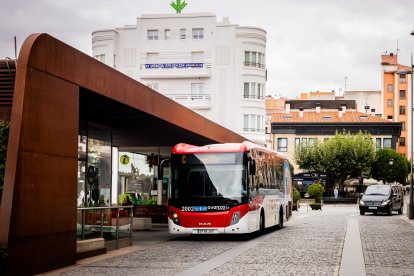 El autobús urbano, en la plaza de Mariano Granados.