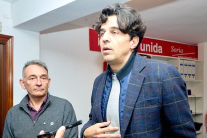 Enrique Santiago y Juan Gascón ayer en la sede de IU en la capital.