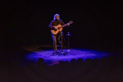 Amancio Prada durante su actuación en el Palacio de la Audiencia.