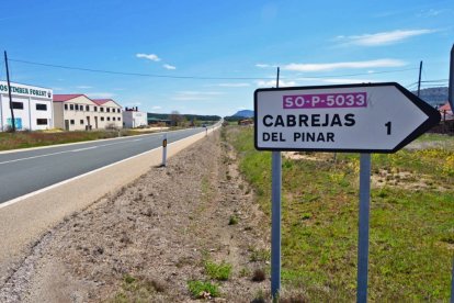 Señal de acceso a Cabrejas del Pinar.