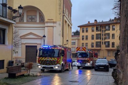 Los servicios de emergencia junto al colegio.