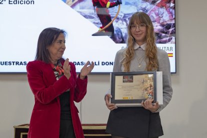 Robles aplaude a Polomarenko en la entrega del reconocimiento.