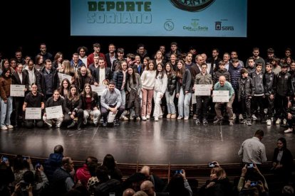 Foto de familia al final del acto con todos los premiados