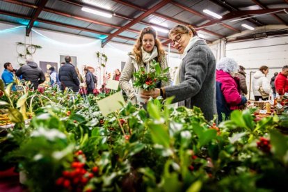 Los visitantes compraron su rama o cesta de acebo