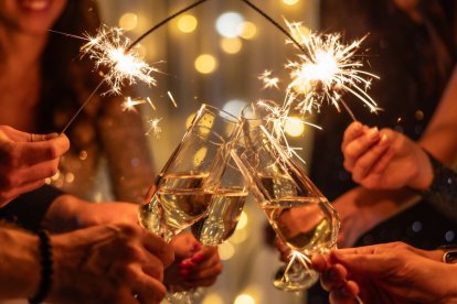 Brindis colectivo con bengalas durante una celebración anticipada de Nochevieja, símbolo del espíritu festivo que une a los pueblos sorianos.