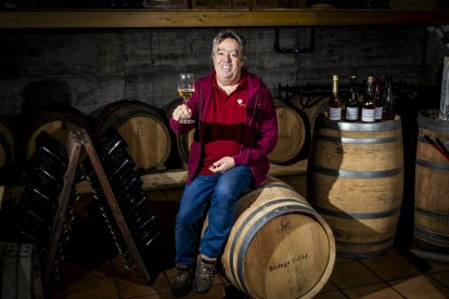 Juan José Cardenal posa entre barricas y botelleros en Bodega Vildé.