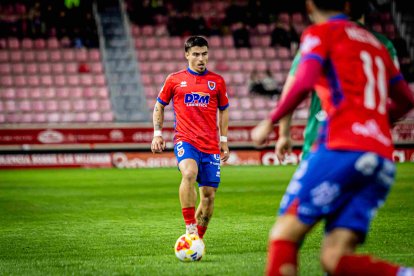 Marcos Sánchez será titular en el costado derecho de la defensa numantina.