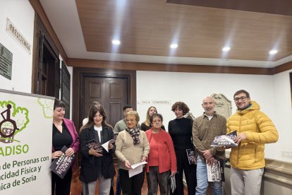 Laura Prieto entrega el calendario a Fadiso.