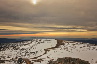 Las vistas desde la cumbre del Urbión al atardecer son el premio final de una ascensión exigente y llena de significado.